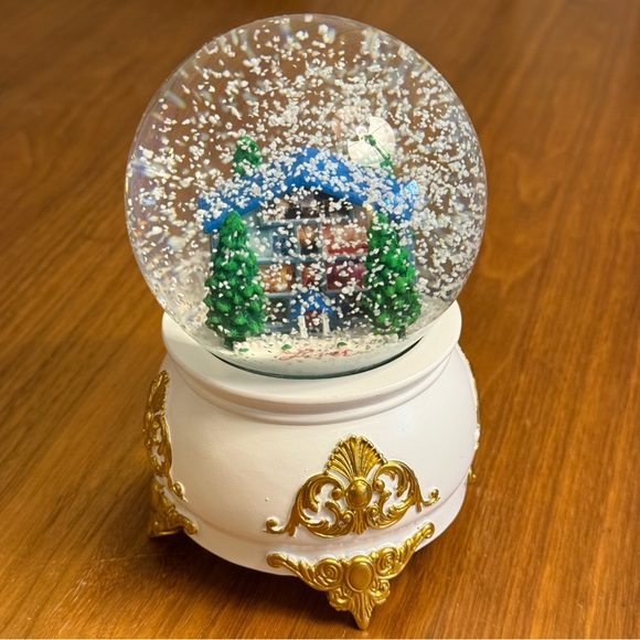 Taylor Swift Lover Snowglobe w/ box - Picture 10 of 11
